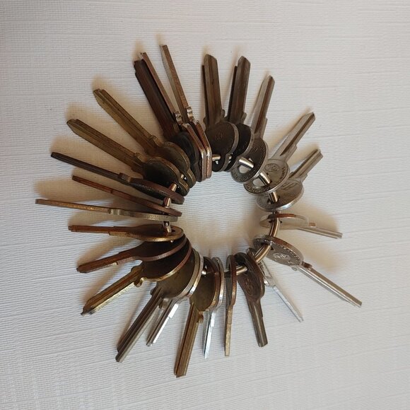 LOT of Vintage Keys 25 Dominion Lock Montreal - Picture 1 of 7